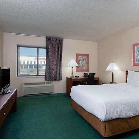 La Quinta Inn By Wyndham Indianapolis East-Post Drive Екстериор снимка