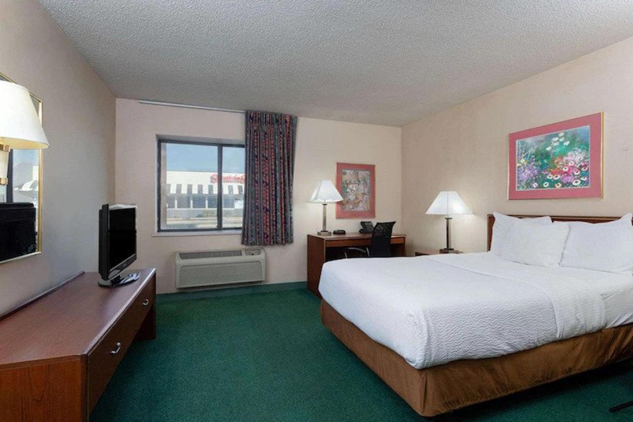 La Quinta Inn By Wyndham Indianapolis East-Post Drive Екстериор снимка