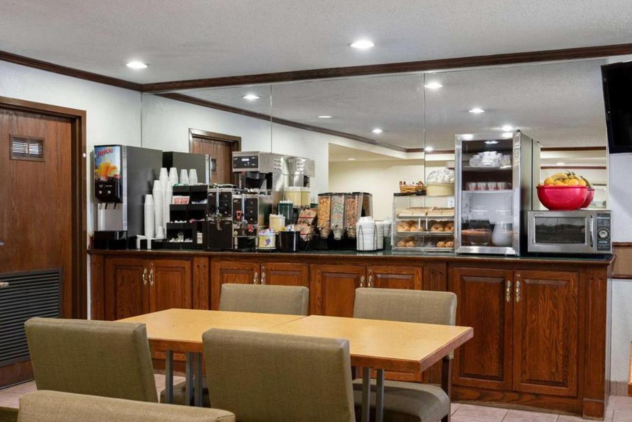 La Quinta Inn By Wyndham Indianapolis East-Post Drive Екстериор снимка